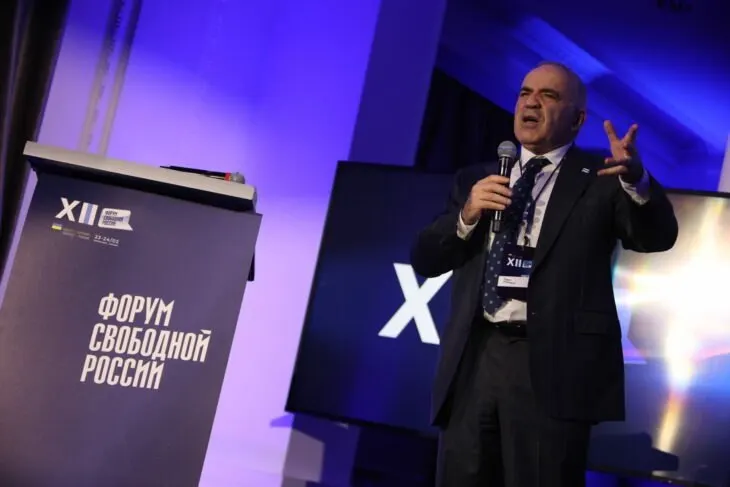 Голосование в Госдуму названо фарсом: по мнению Форума, выборы — это видимость конкуренции, а перенос состава депутатов сопровождается легализацией территориальных захватов. Оппозиционные силы призывают поддержать Украину и отказаться от иллюзорной конкуренции.