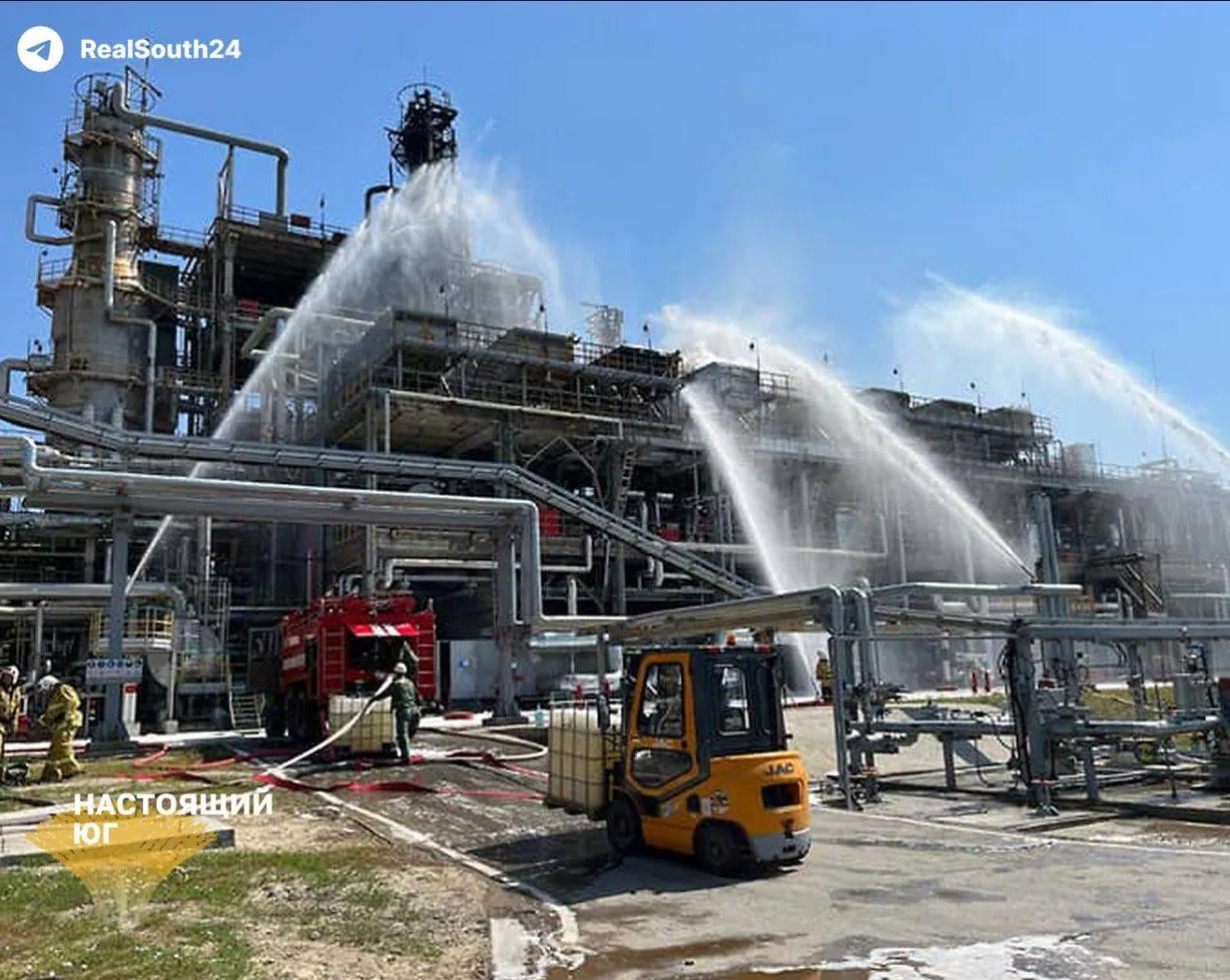 Из‑за серии атак на нефтеперерабатывающие заводы выпуск бензина снизился примерно на 20%, возникли перебои в регионах и подорожал топливный ресурс. Правительство ответило запретом экспорта и мерами регулирования.