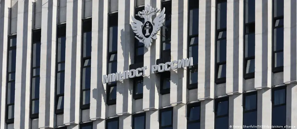 Расширение затронуло американский Фонд защиты прав человека под руководством Юлии Навальной и ряд международных структур; обсуждается антивоенная деятельность за рубежом и влияние на Россию.