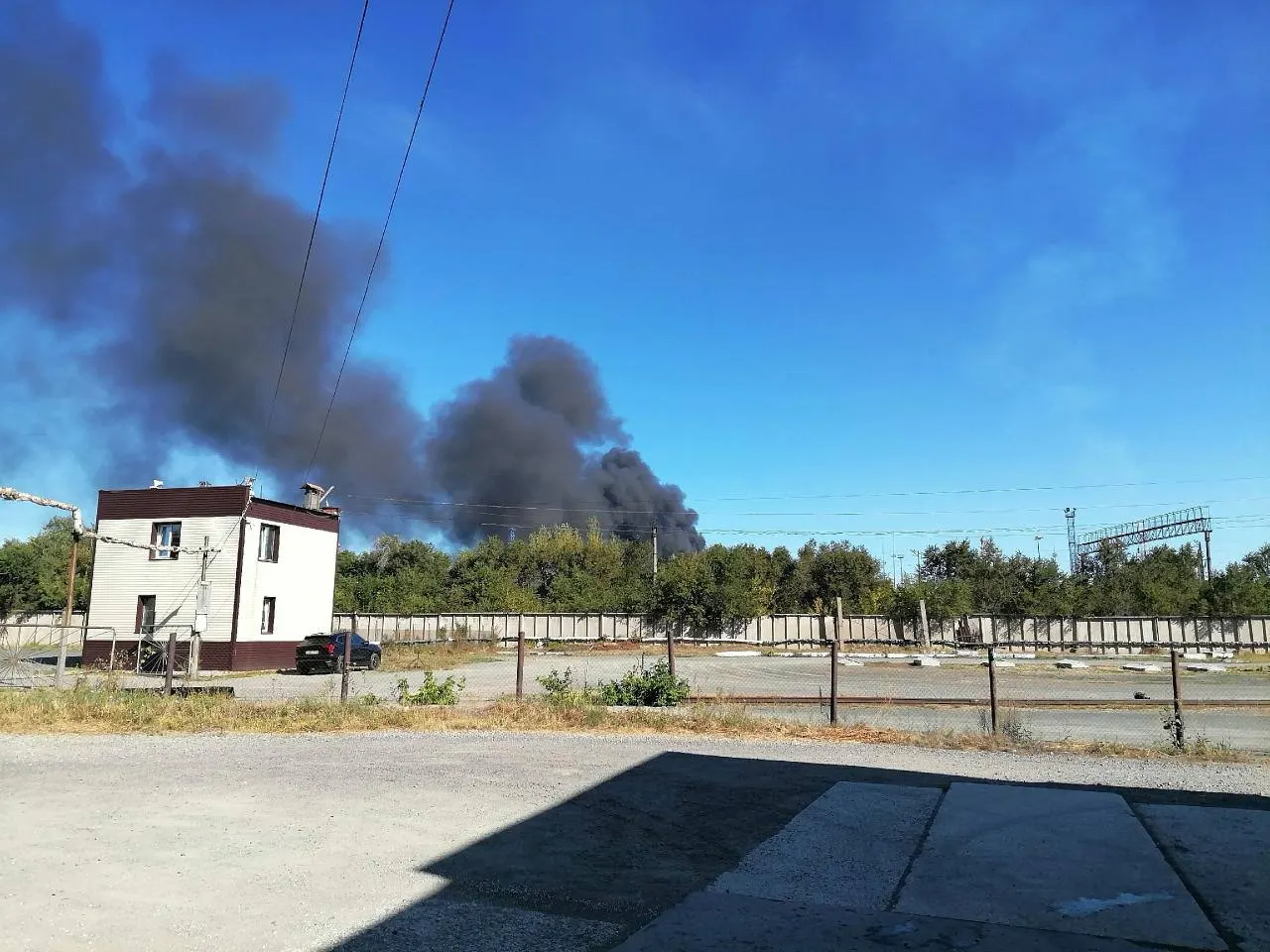 В регионе зафиксирована активность беспилотников. Жителей просят сохранять спокойствие, оставаться дома и укрываться, возможны перебои с мобильной связью. Вероятная атака может затронуть Орский НПЗ.