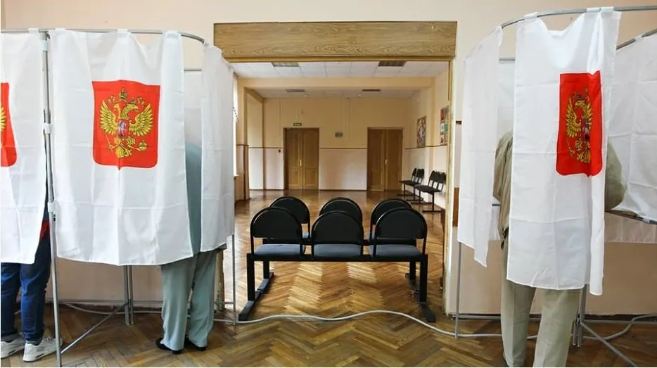 Общественная палата и связанная с властью ассоциация предложили план поведения наблюдателей, который критики считают попыткой подменить настоящий контроль имитацией.