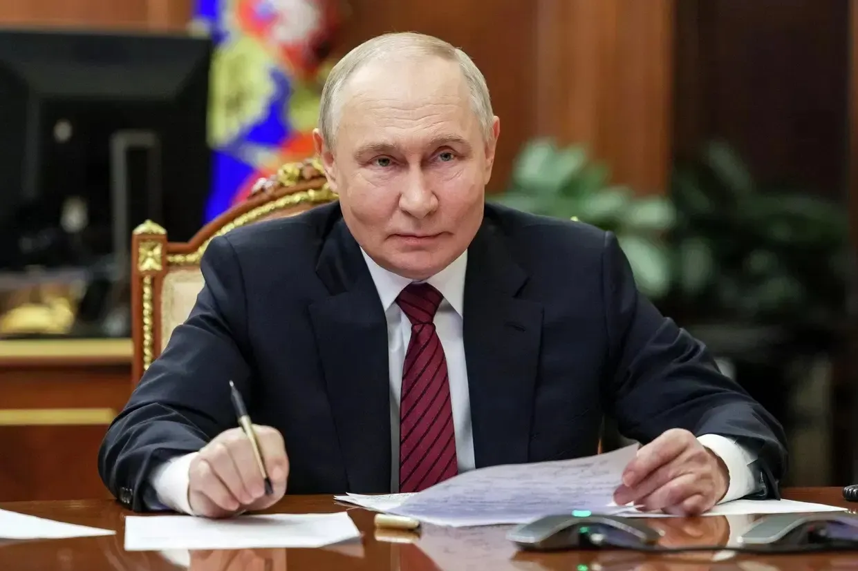 383,69 млрд рублей поступили в федеральный бюджет за первую половину августа в рамках добровольных взносов бизнеса; обсуждения темы велись на встречах руководства и представителей бизнеса.