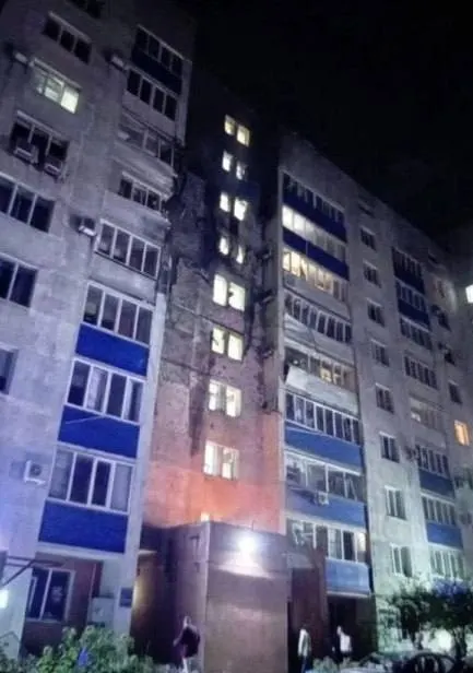 За ночь над Россией зафиксированы ночные атаки дронов: уничтожено 516 БПЛА, в порту Усть-Луга и в жилом доме в Новокуйбышевске причинены повреждения. По регионам фиксируются пожары, ЧС и удары по столице.