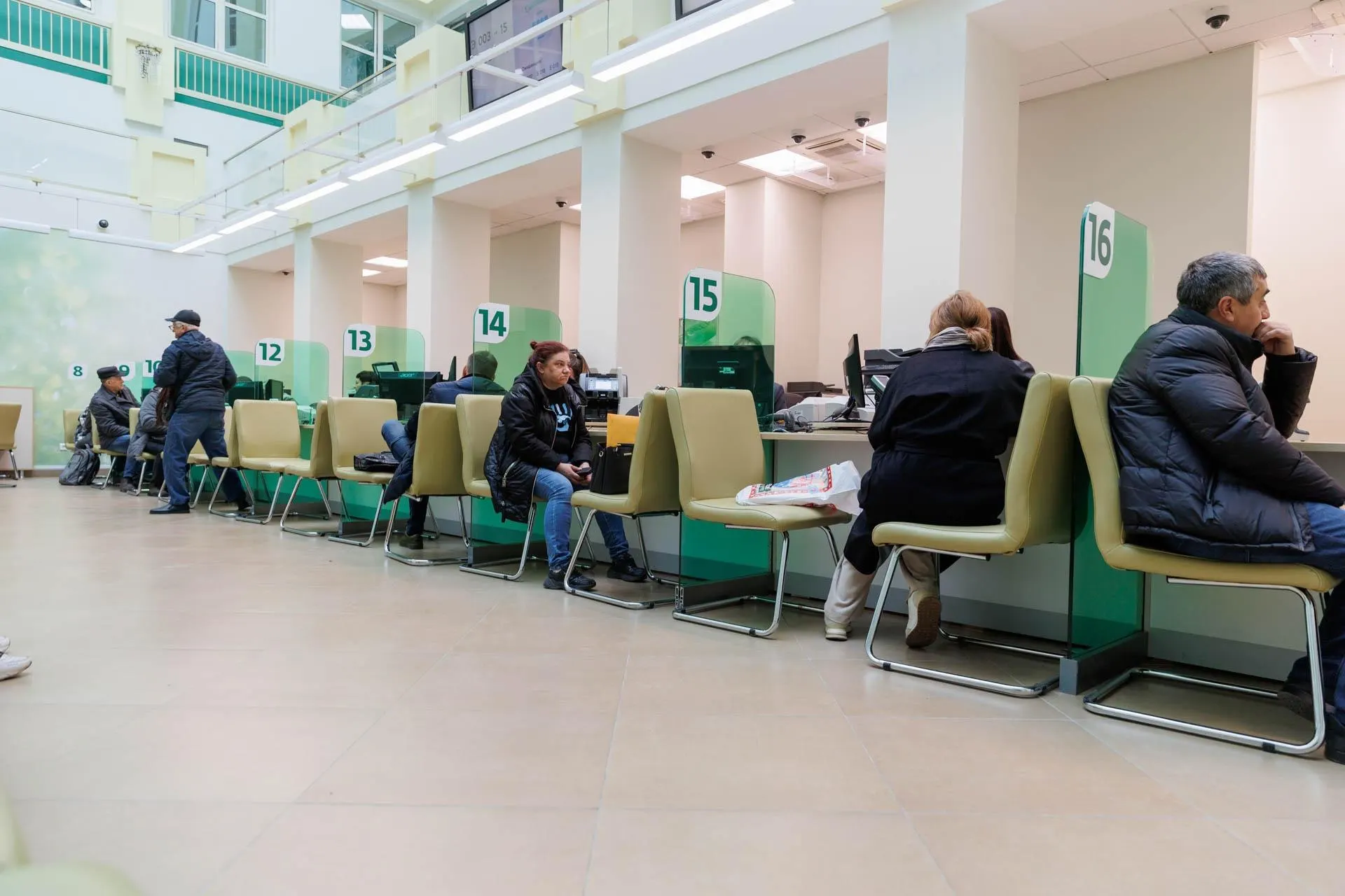 Разбираемся, сможет ли Россия избежать кризиса долгов и повторения августовских событий 1998 года, с комментариями экспертов.
