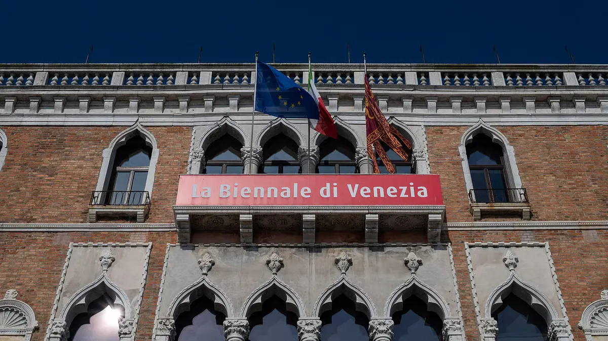 Еврокомиссия прекратила финансирование Венецианской биеннале современного искусства на сумму €2 млн, выразив политическое несогласие с решением допустить официальный российский павильон. На фоне этого решения усиливается протестная повестка вокруг участия России в биеннале.