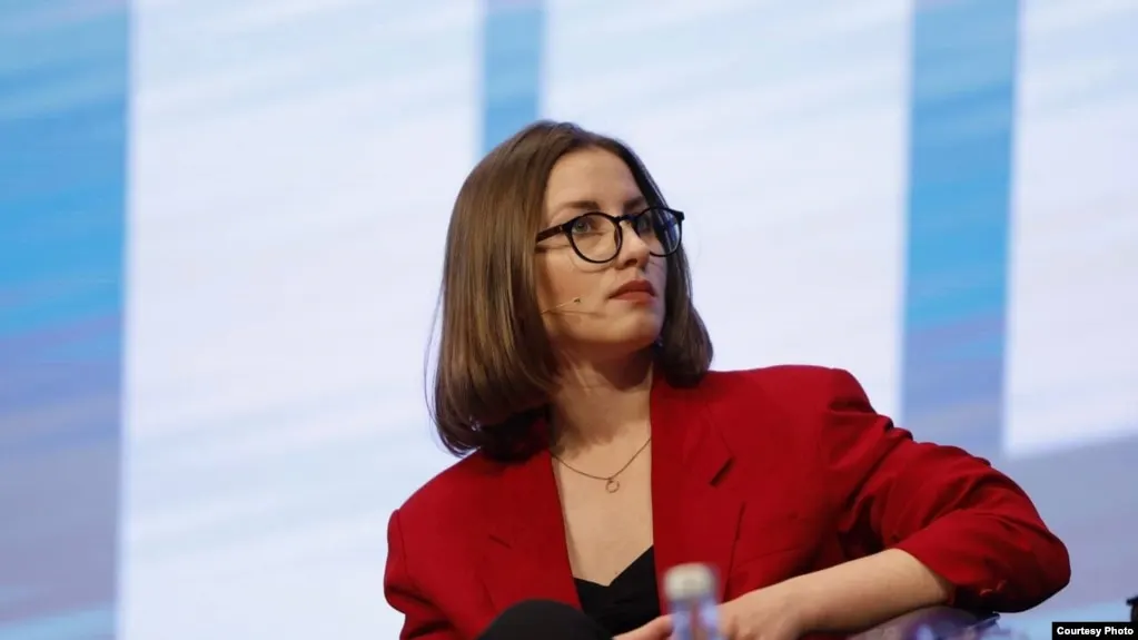 Суд в Санкт-Петербурге заочно назначил правозащитнице Анастасии Бураковой свыше восьми лет колонии общего режима, признав её виновной в уклонении от обязанностей «иноагента» и учтя ранее вынесенный приговор по делу о «фейках» про российскую армию.