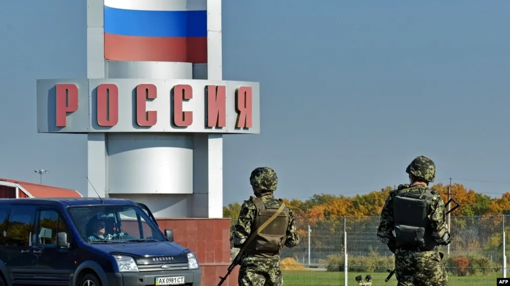 МВД России подготовило поправки, которые позволят не выдавать по запросам иностранных государств иностранцев и лиц без гражданства, уже получивших в РФ любой вид убежища, включая политическое. Новые правила могут затронуть, в том числе, фигурантов уголовных дел за рубежом, связанных с кибератаками и обвинениями в шпионаже.