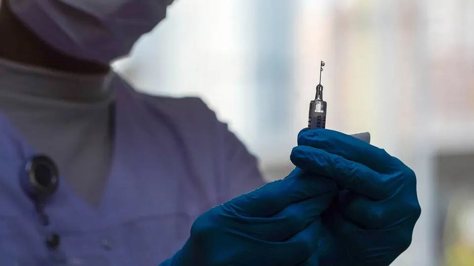 В России начата разработка генотерапевтического препарата, который должен блокировать рецептор, запускающий возрастные изменения клеток. Проект реализуется в рамках национальной программы по технологиям сохранения здоровья и рассматривается как одно из ключевых направлений борьбы со старением.