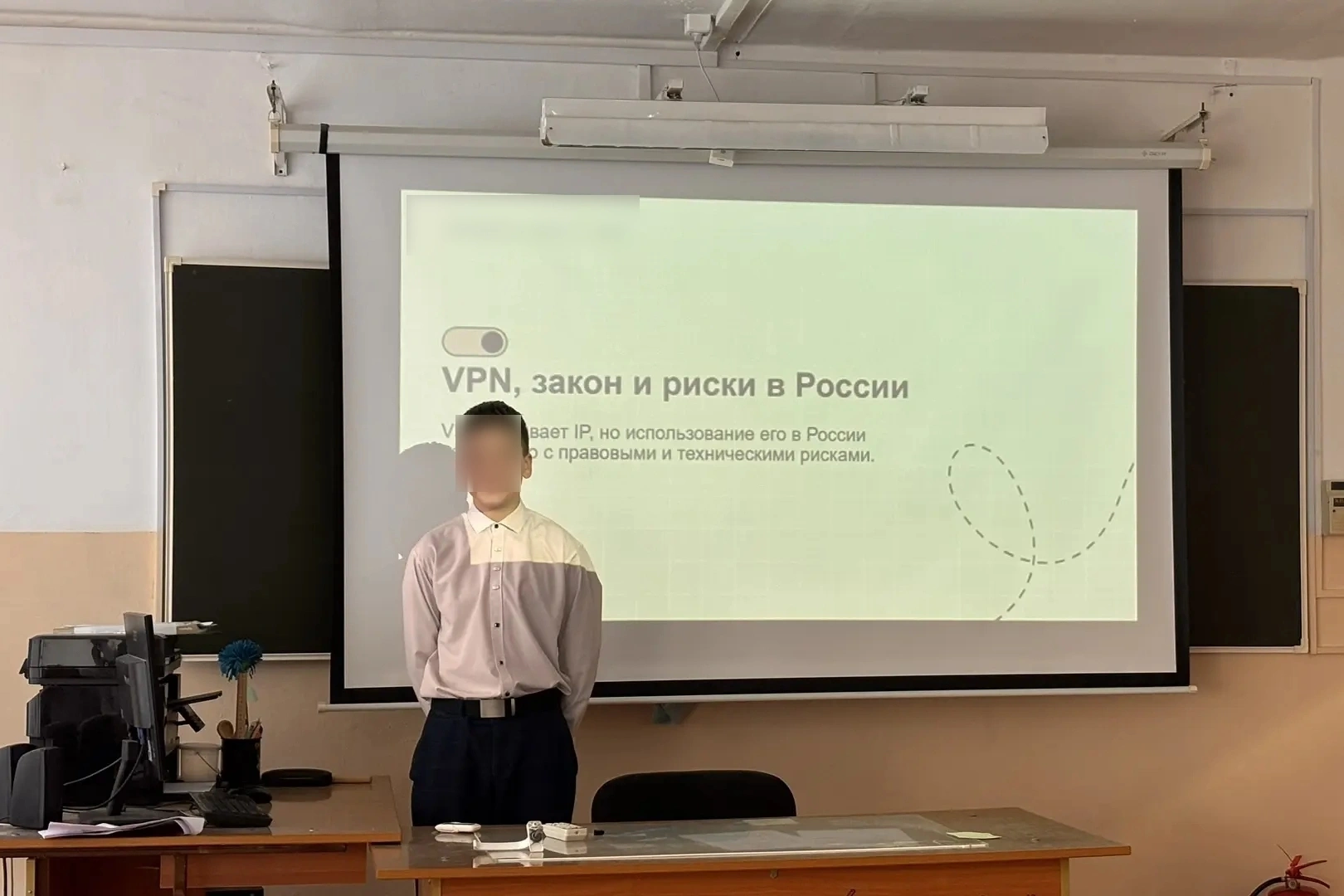 Во многих российских школах начали организовывать специальные уроки и беседы о рисках использования VPN‑сервисов, утечке персональных данных и юридической ответственности за действия в интернете.