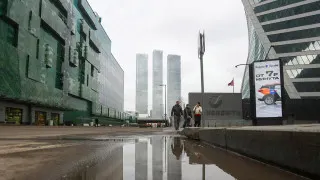 Большинство российских компаний до конца года не планируют расширять штаты из‑за снижения спроса на продукцию и услуги. Работодатели уходят от массового найма, переводят сотрудников на частичную занятость и точечно пересматривают зарплаты.