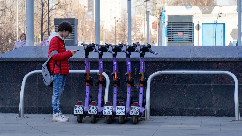 Столичный профильный вуз предложил разрешить аренду электросамокатов и контроль за их использованием только через государственный мессенджер Max, а владельцев личных самокатов — приравнять к пользователям шеринга.