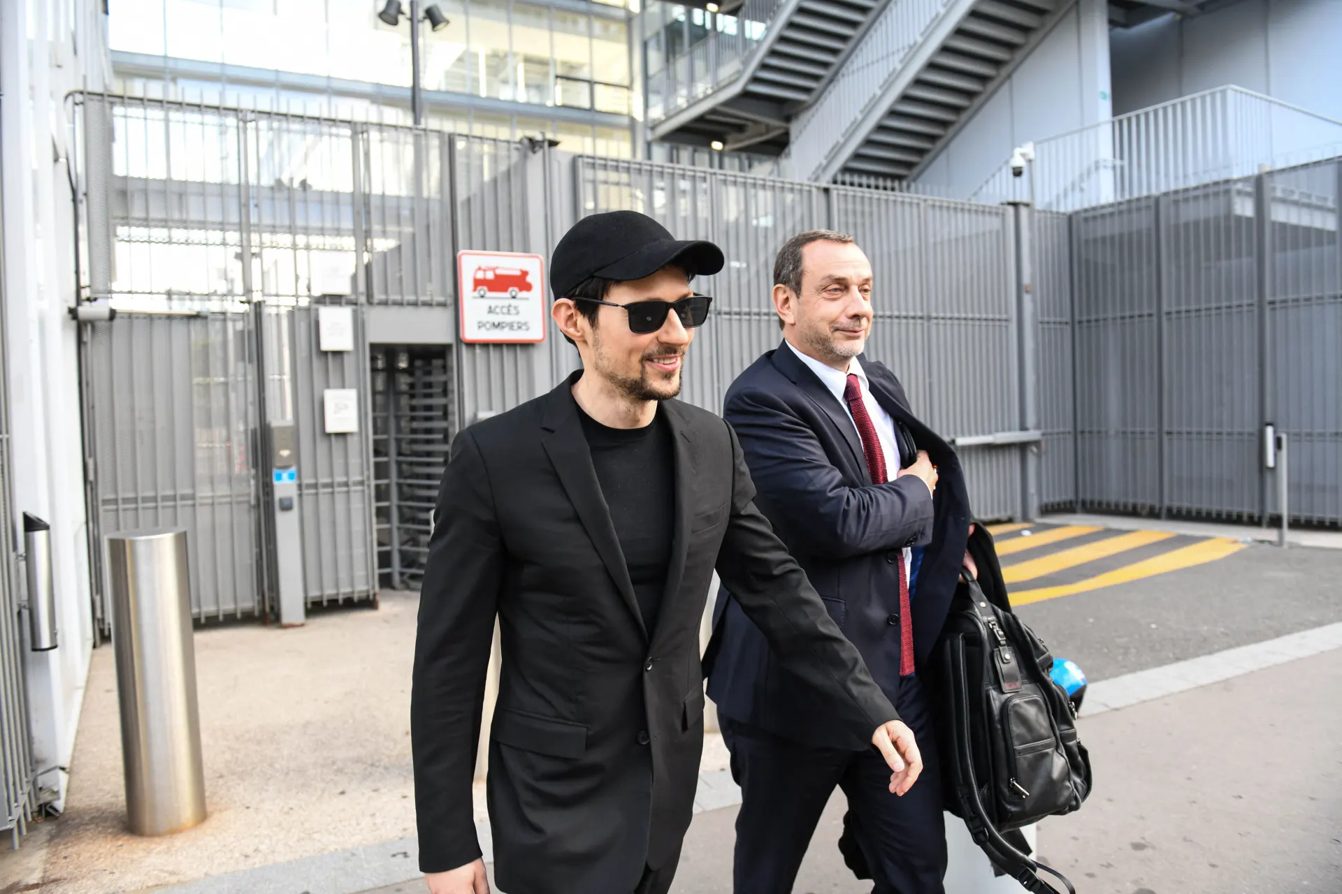 Основатель Telegram опубликовал шансон-композицию «Свой живой интернет», созданную с помощью нейросети, на фоне давления силовиков и усиливающихся ограничений мессенджера в России.