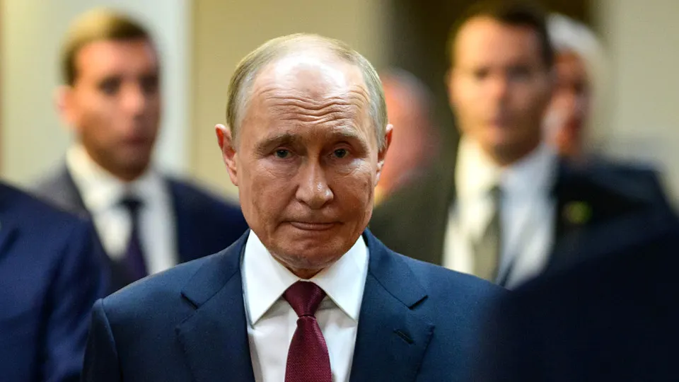 Социологи фиксируют седьмую неделю подряд падение уровня одобрения деятельности Владимира Путина на фоне ограничений в интернете и экономической стагнации; эксперты говорят об усталости общества и «тихом отчуждении».