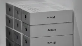 Из‑за ослабления покупательской способности россиян продажи флагманских смартфонов Apple и Samsung заметно сократились, что привело к накоплению запасов на складах и существенным скидкам на популярные модели.