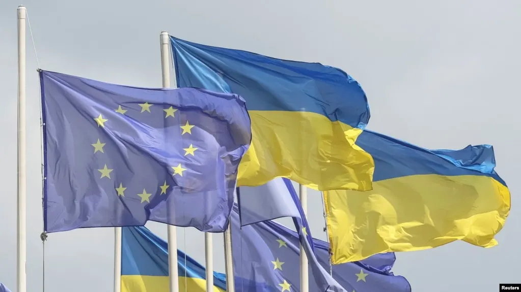 Европейский союз единогласно одобрил изменения в бюджет, открывшие путь к кредиту Украине на 90 млрд евро и 20‑му пакету санкций против России; средства пойдут на армию, производство оружия и поддержку граждан.