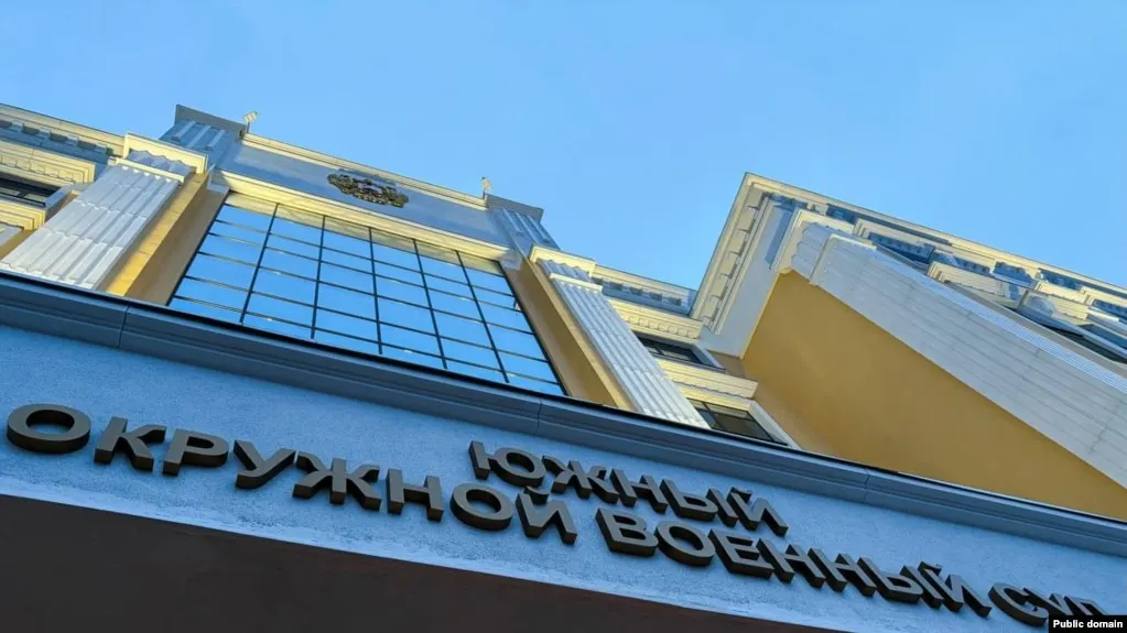 Южный окружной военный суд вынес приговор трём молодым людям по делу о подготовке поджога военкоматов в Ростове-на-Дону, назначив им от восьми до десяти лет лишения свободы в колонии строгого режима.