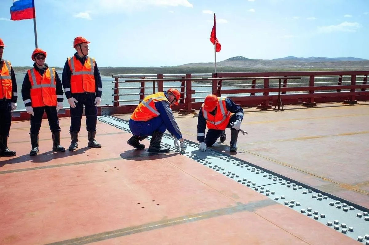 Автомобильный мостовой переход через реку Туманную на границе России и КНДР планируют открыть в июне 2026 года. Сооружение протяжённостью почти 5 км должно усилить торговлю и упростить логистику между странами.