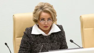 Спикер Совфеда Валентина Матвиенко назвала «обезлюживание территорий» стратегической угрозой и предложила рецепт спасения демографии: переезд из мегаполисов в просторные дома по всей стране, многодетные семьи и обязательную высадку цветов во дворах на фоне рекордного падения рождаемости.