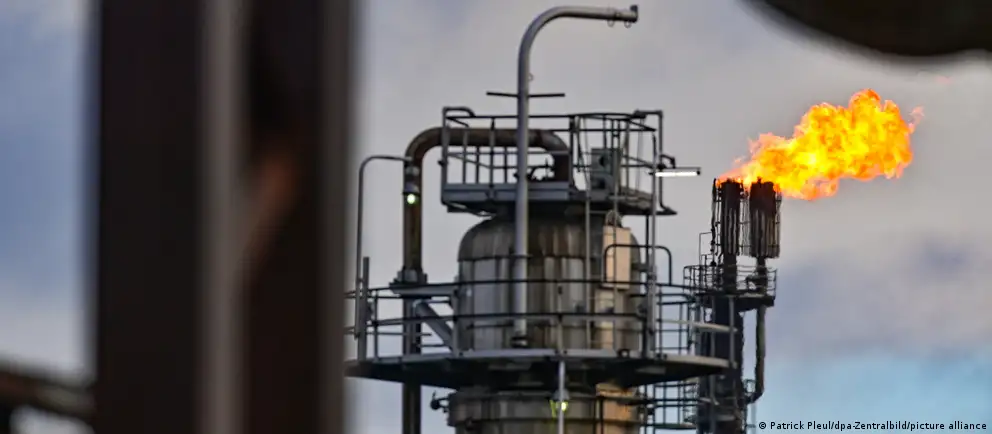 С мая 2026 года Россия намерена остановить транзит казахстанской нефти по трубопроводу «Дружба». Решение затронет крупнейший нефтеперерабатывающий завод в Шведте и может повысить цены и логистические риски для немецкого региона.