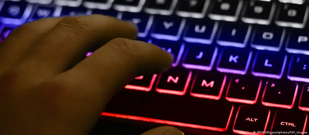 Минцифры разрабатывает меры по взиманию платы за международный трафик, к которому хотят приравнять использование VPN для доступа к заблокированным ресурсам; сборы первыми затронут мобильные сети, а операторы могут начать фильтровать или удорожать зарубежный трафик.