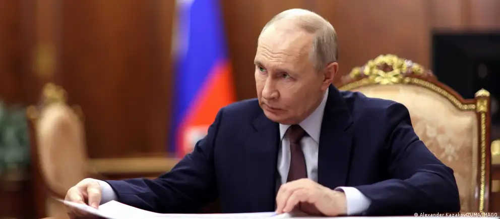 Президент России подписал закон, который освобождает власти от контроля за сделками чиновников и их семей, совершенными до назначения на госдолжность или до заключения брака, а также меняет порядок декларирования доходов.