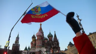 Объем просроченных долгов компаний перед поставщиками и контрагентами достиг 8,2 трлн рублей — это почти 4% ВВП и максимум за всю историю наблюдений. Больше всего долгов сосредоточено в обрабатывающей промышленности и торговле, а эксперты связывают всплеск неплатежей с повышением налоговой нагрузки и сокращением госрасходов.