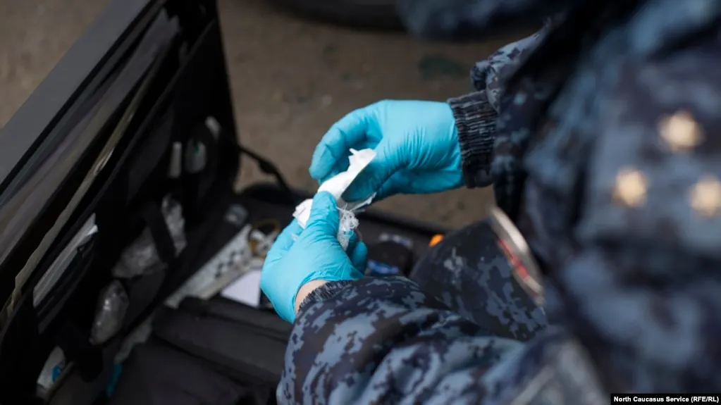 Кабинет министров России намерен одобрить предложенные Верховным судом поправки о смягчении наказаний за часть преступлений, связанных с незаконным оборотом наркотиков, если из законопроекта исключат норму о снижении максимальных сроков за хранение в крупном и особо крупном размере.