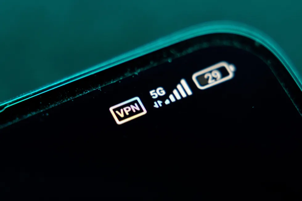 Российская ассоциация разработчиков ПО «Отечественный софт» направила письмо федеральным властям с критикой нынешней политики блокировок и ограничений VPN. Разработчики заявили, что действующие меры приводят к сбоям в работе интернета и вредят ИТ‑отрасли, и предложили публично смягчить блокировки и создать совместный с профессиональным сообществом орган по выработке новой политики.