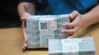 За одну неделю объем наличных в обращении вырос почти на четверть триллиона рублей, поскольку граждане опасаются сбоев безналичных платежей и усиления контроля за банковскими переводами.