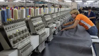 Структуры концерна «Калашников» скупают бывшие швейные мощности Gloria Jeans и других производителей в российских регионах и перепрофилируют их под производство военной и специальной одежды на фоне убыточности массового пошива одежды в стране.