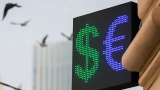 Курс доллара опустился до минимума с февраля 2023 года, а рубль усиливается благодаря росту цен на нефть и высоким экспортным доходам. Власти уже обсуждают досрочное возвращение на валютный рынок, чтобы сдержать чрезмерное укрепление национальной валюты.