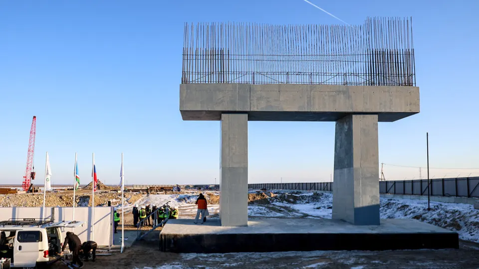 Счётная палата указывает, что из 170 бюджетных объектов строительства введены только 76, при этом расходы на капитальные вложения превысили план на 11,3%. Множество проектов перенесено, средства перераспределены, а готовность ряда объектов остаётся низкой.