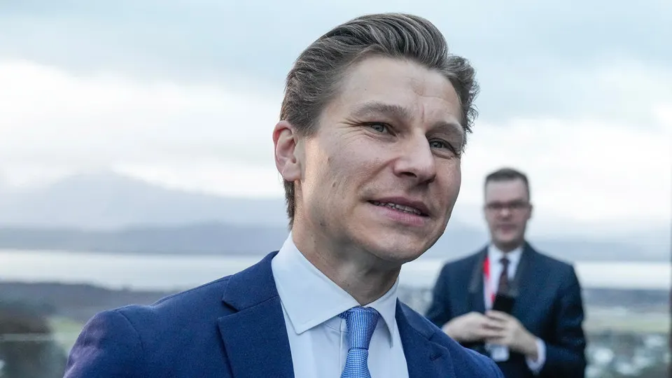 Правительство Финляндии предложило поправки к Закону об атомной энергии и Уголовному кодексу, которые снимают запрет на ввоз, транспортировку, поставку и хранение ядерного оружия для нужд национальной и коллективной обороны в рамках НАТО, одновременно сохраняя уголовную ответственность за разработку и производство ядерных зарядов в стране.