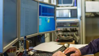 Минцифры подготовило поправки в КоАП: за непереход на отечественное программное обеспечение и доверенные программно‑аппаратные комплексы на объектах критической инфраструктуры ведомствам и госкомпаниям грозят штрафы до 700 тысяч рублей.