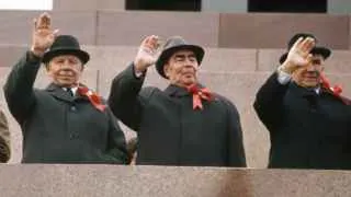 Из‑за атак беспилотников на нефтеперерабатывающие заводы правительство переходит к директивному планированию объемов выпуска бензина и дизтоплива, ограничивает экспорт и обещает сдерживать розничные цены в пределах инфляции до конца 2026 года.