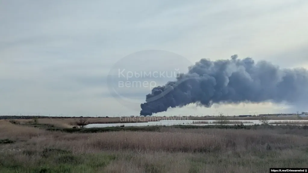Ночью дроны атаковали промышленные и энергетические объекты в Самарской и Нижегородской областях, в Крыму и в Туапсе: есть погибший и пострадавшие, горят нефтяные резервуары и перерабатывающие мощности.