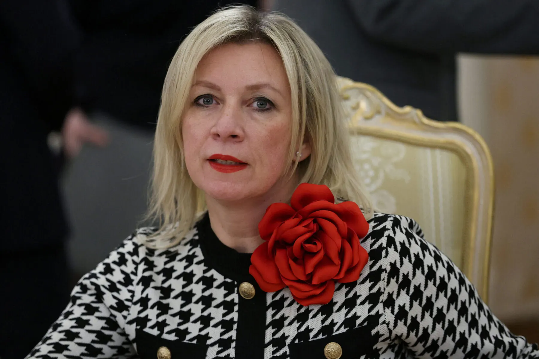 На международном форуме о традиционных ценностях официальный представитель МИД России Мария Захарова процитировала несуществующие высказывания, приписав их Лихачёву, Лотману и Бахтину. Проверка показала, что часть фраз заимствована из других источников или напоминает тексты, созданные нейросетью.