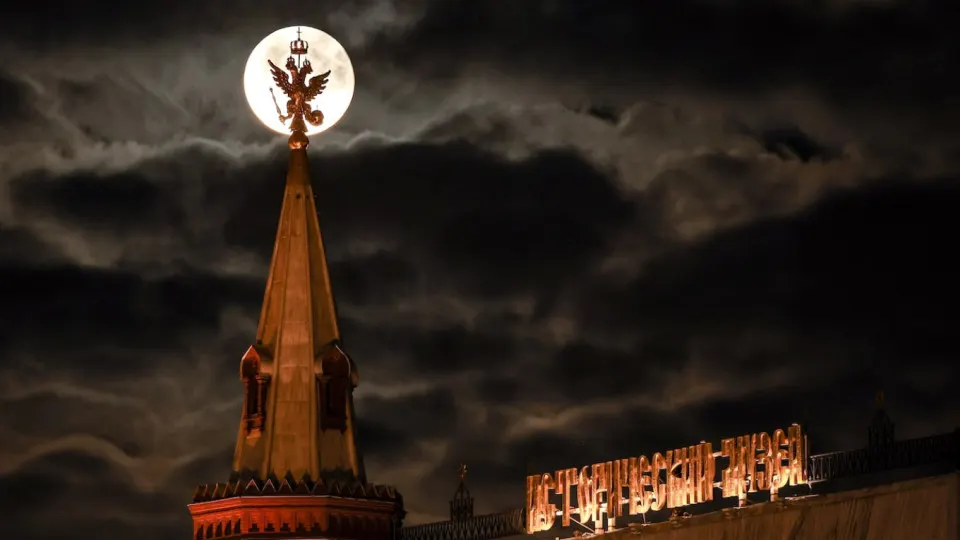 По оценкам международных экспертов, в 2025 году военные расходы России составили $190 млрд (рост 5,9% к 2024 году). На армию ушло около 20% всех государственных расходов; значительная часть трат оформлена как секретные статьи бюджета.