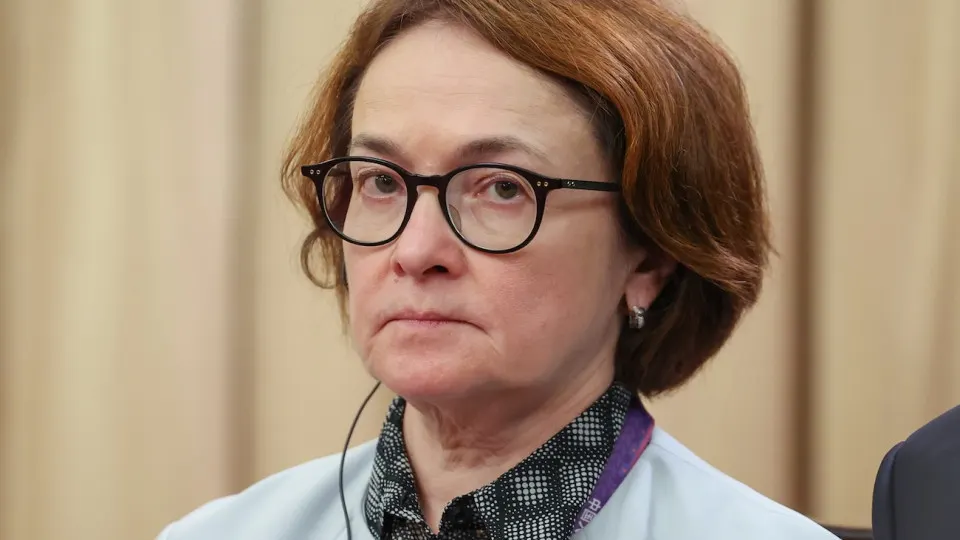 Центробанк сообщил о замедлении экономики России в первом квартале 2026 года: ВВП впервые с 2023 года начал сокращаться, промышленность балансирует на грани рецессии, а население переходит в режим жесткой экономии, несмотря на дополнительные нефтяные доходы от роста цен на сырьё.