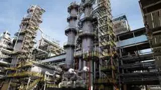 Сызранский нефтеперерабатывающий завод приостановил переработку нефти после атаки беспилотников: повреждено оборудование, простаивают мощности, а власти усиливают контроль за производством и ценами на топливо.