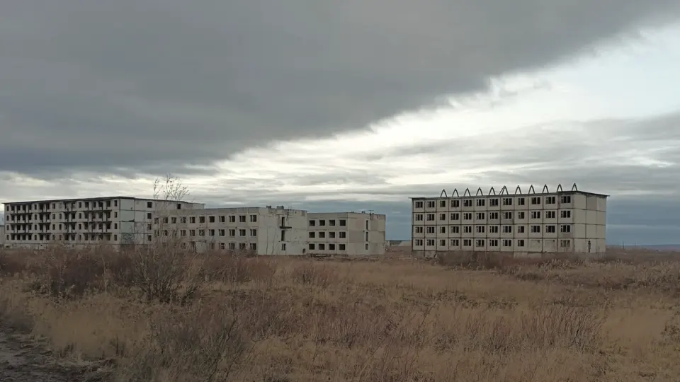 Рождаемость в России в 2026 году продолжила падать 11‑й год подряд, обновив минимум за более чем 200 лет, несмотря на миллиардные демографические программы и кампании в поддержку многодетности.