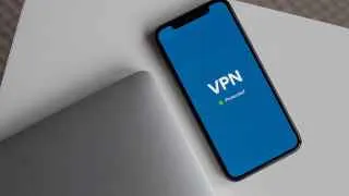 Игроки рынка VPN предупреждают: в ближайшее время оплата сервисов с российских банковских карт может быть заблокирована, а зачистка серверов усилится из‑за новых требований к дата-центрам и хостингам.