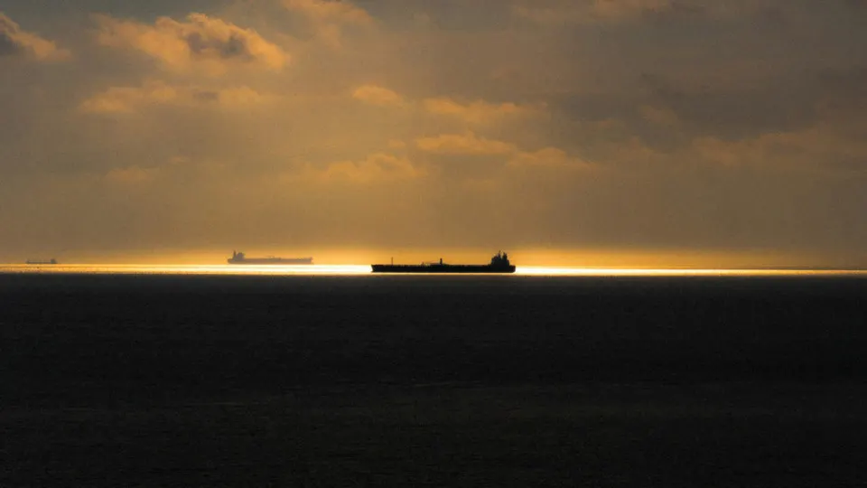 Часть танкеров из «теневого флота», перевозящих российскую нефть, изменила маршруты в Балтийском море и Северной Атлантике, обходя территориальные воды Швеции и Великобритании, что удлиняет переход и повышает издержки судовладельцев.