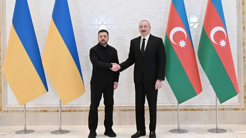Президент Азербайджана Ильхам Алиев на встрече с Владимиром Зеленским в Габале заявил о поддержке территориальной целостности Украины и сообщил о «больших перспективах» военно-технического сотрудничества двух стран. Лидеры также подписали шесть межгосударственных документов и обсудили возможность проведения в Азербайджане трёхсторонних переговоров по миру.