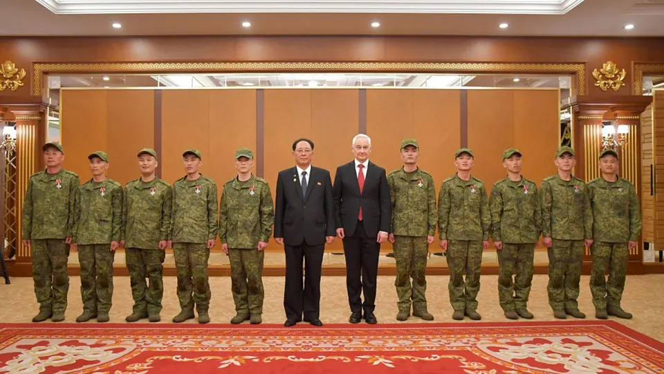 Фотографии из недавно открытого в Пхеньяне военного музея показывают, что в декабре 2025 года российские государственные награды получили высокопоставленные северокорейские военные, участвовавшие в боях в Курской области. Официальных сообщений о церемонии в России не было.