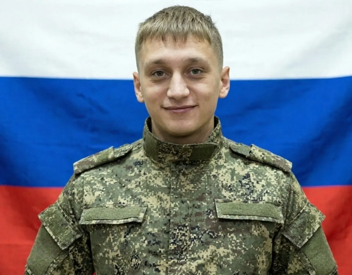 23‑летний студент из Бурятии подписал контракт с Минобороны, прошёл обучение на оператора БПЛА и погиб спустя три месяца службы; в колледже велась активная агитация за контрактную службу.