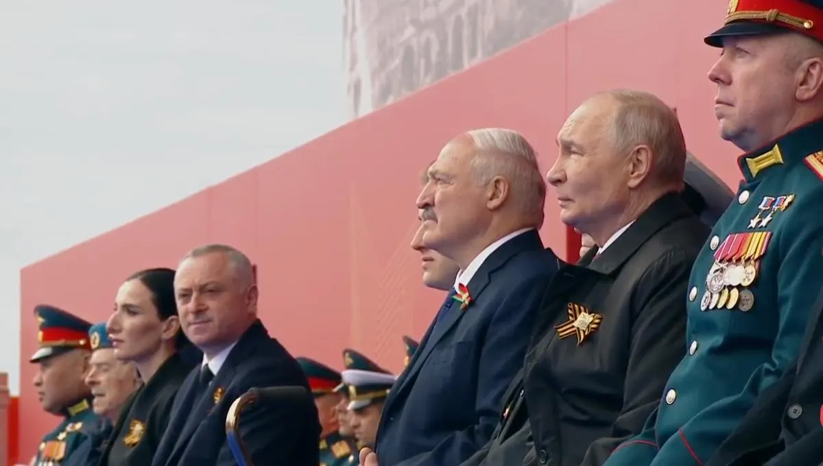 Во время парада президент назвал День Победы «священным», отметил вклад советского народа и связал подвиг предков с усилиями современных военнослужащих. На трибуне рядом с ветераном впервые оказался участник «СВО».
