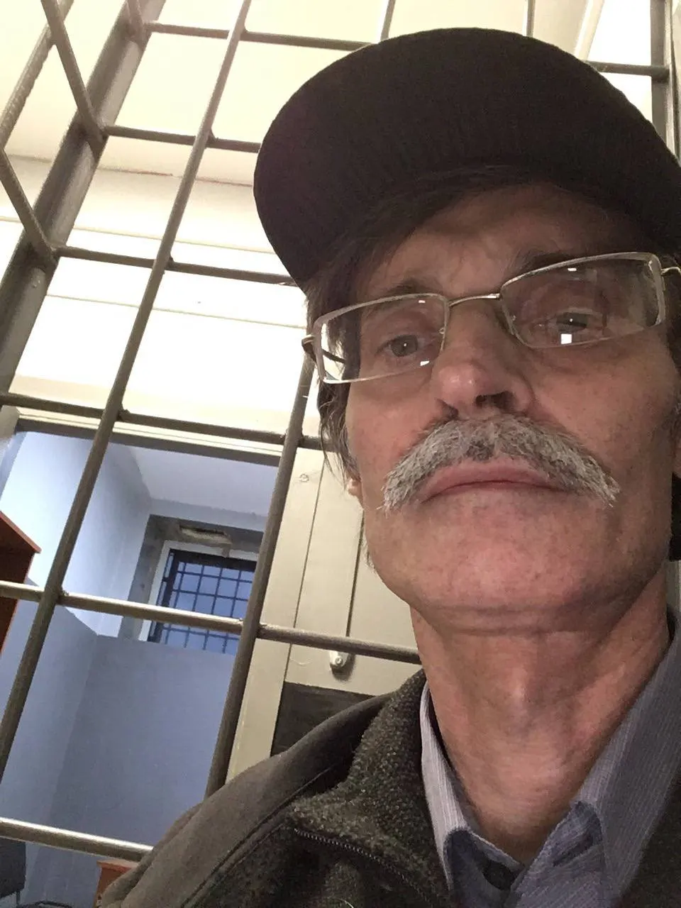 Суд в Петрозаводске оштрафовал руководителя фракции «Яблоко» Дмитрия Рыбакова на 1 тысячу рублей по статье о демонстрации экстремистской символики за три поста 2020 года, которых нет на его странице. Решение может лишить его права участвовать в осенних выборах.