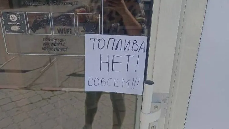 В ряде регионов, включая Крым и Севастополь, вводят талоны на АИ‑95 и лимиты на розничную продажу бензина на фоне перебоев в поставках топлива; правительство ужесточило контроль за выпуском нефтепродуктов.