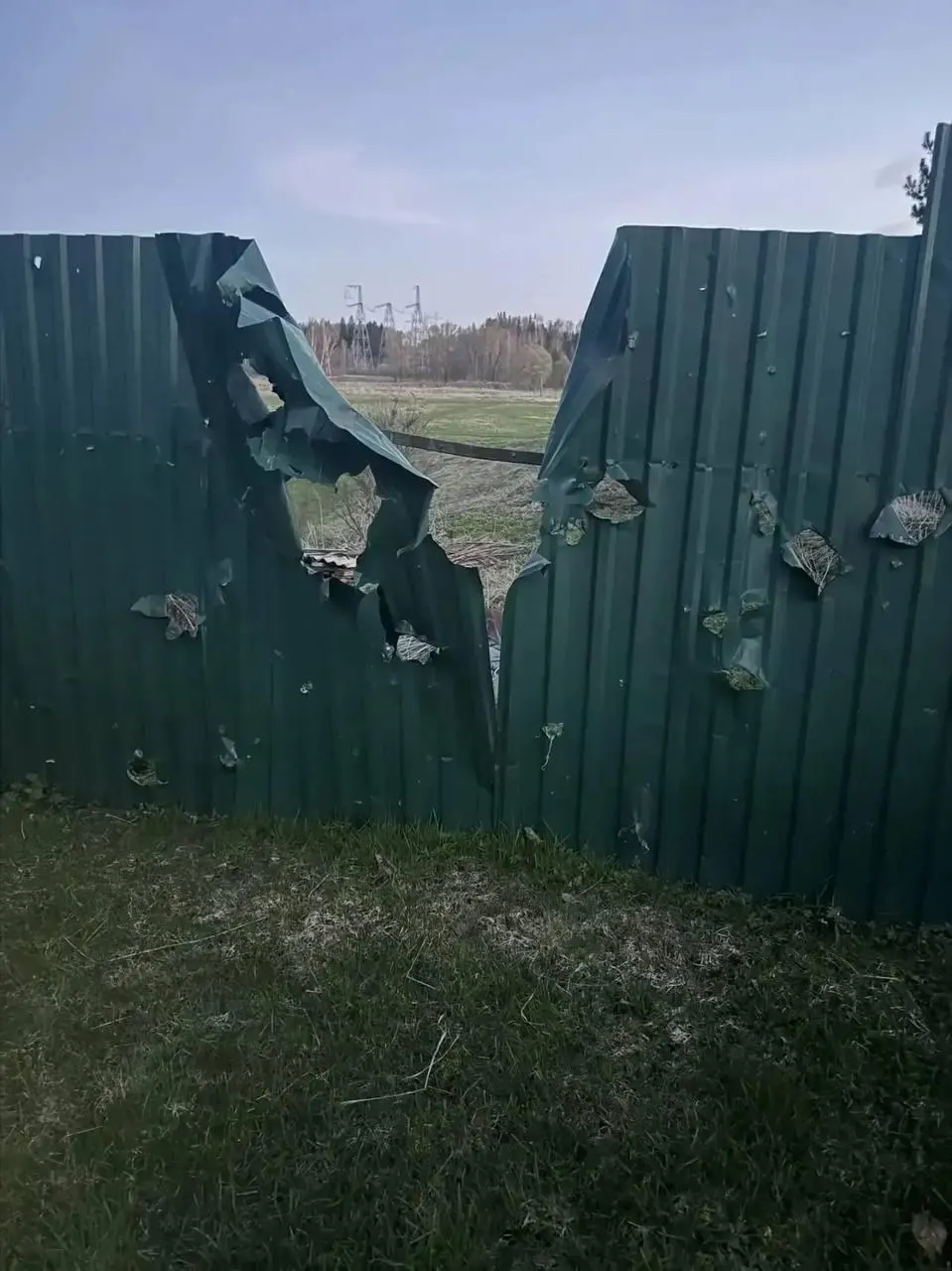 Ночью в нескольких регионах зафиксировали массовые атаки беспилотников: в Подмосковье погиб 77‑летний мужчина, в Ленинградской области и других районах сбиты десятки БПЛА, в Приморске возникло возгорание в порту.